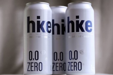 KYIV, UKRAINE - 19 Nisan 2025 Alüminyum kutularda sıfır alkolsüz bira. Bira markası logosunu kapatıyoruz.