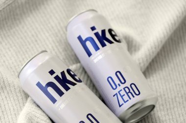 KYIV, UKRAINE - 19 Nisan 2025 Alüminyum kutularda sıfır alkolsüz bira. Bira markası logosunu kapatıyoruz.