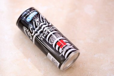 KYIV, UKRAINE - 19 Nisan 2025 Coca Cola OREO Sıfır Şekerli içecek 250 ml kutusunda. Kurabiye aromalı meşrubat işbirliği. Sınırlı üretim ürünü