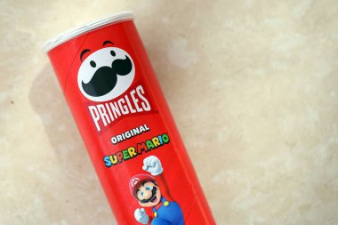 KYIV, UKRAINE - 19 Nisan 2025 Sınırlı Versiyon Pringles Süper Mario 'nun etrafındaki temalı tüpü kapatın, oyuncu grafikler ve markalaşma içeriyor