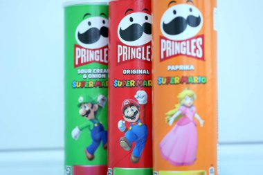 KYIV, UKRAINE - 19 Nisan 2025 Sınırlı Versiyon Pringles Süper Mario 'nun etrafındaki temalı tüpleri kapatın, oyuncu grafikler ve markalaşma içeriyor