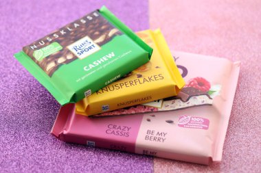 KYIV, UKRAINE - 19 Nisan 2025 Birkaç Ritter çikolatası yakın plan kağıdında. Knusperflakes tadı Kaju NussKlass ve Fruity Duo ile