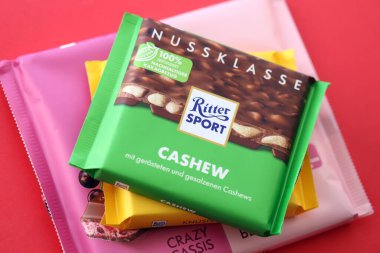 KYIV, UKRAINE - 19 Nisan 2025 Birkaç Ritter çikolatası yakın plan kağıdında. Knusperflakes tadı Kaju NussKlass ve Fruity Duo ile