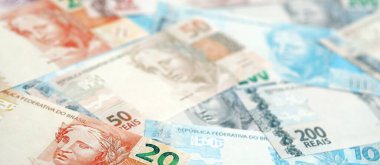 Brezilya Reais banknotları. Mevcut Brezilya gerçek para faturaları masada büyük miktarda yatıyor. Brezilya 'da iş ve yatırım kavramı