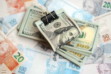 Bir sürü Amerikan doları büyük miktarda Brezilya banknotunun üzerinde yatar. Amerika 'nın parası Brezilya' nın para akışına bağlı. Brezilya 'da ekonomi ve döviz kuru kavramı