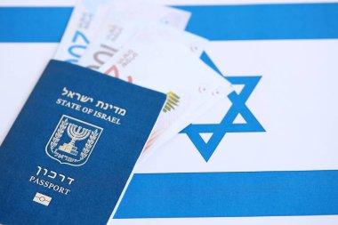 İsrail Yeni Şekelleri 'nin banknotları ve pasaportu bayrağın üzerinde. İsrail 'in mevcut para faturaları ve biyometrik geçiş bayrağında büyük miktarda yer alıyor. İsrail 'de seyahat ve tatil kavramı