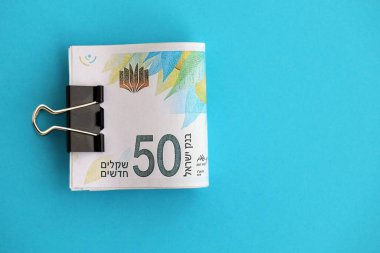 Israel New Shekels banknotları mavi arka planda. İsrail 'in şu anki para banknotları büyük oranda mavi üzerine yatar. İsrail 'de iş ve yatırım kavramı