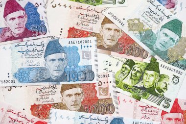 Pakistan banknotları. Pakistan 'ın mevcut para faturaları büyük miktarda masada yatıyor. Pakistan 'da iş ve yatırım kavramı