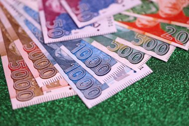 Pakistan parlayan yeşil arka planda banknotlar halinde. Pakistan 'ın mevcut para faturaları büyük miktarda masada yatıyor. Pakistan 'da iş ve yatırım kavramı