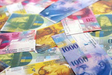 İsviçre frangı banknotları. Mevcut frank para faturaları büyük miktarda masada yatıyor. İş ve yatırım kavramı