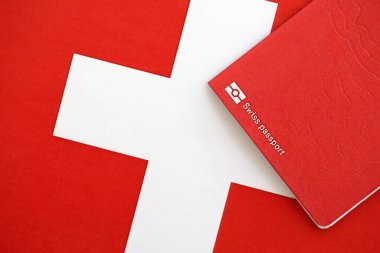 Bayrağın üstünde İsviçre pasaportu. Şimdiki İsviçre bayrağı yakından geçiyor. İsviçre 'de vatandaşlık kavramı