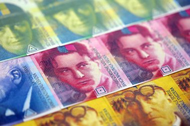 İsviçre frangı banknotları. Mevcut frank para faturaları masanın üzerinde çok yakın mesafede duruyor. İsviçre 'de iş ve yatırım kavramı