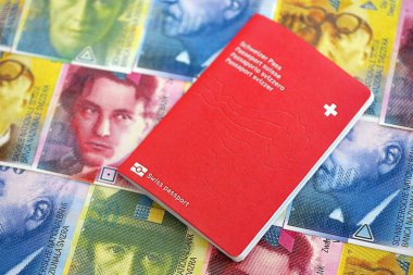 İsviçre frangı banknotları ve pasaportu. Mevcut banknotlar ve biyometrik geçiş kartları masanın üzerinde. İsviçre 'de seyahat ve tatil kavramı