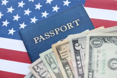 Amerikan dolarları para ve pasaport, Amerikan bayrağı yakın plan. Amerika Birleşik Devletleri 'nde seyahat
