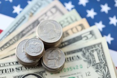 Amerikan doları banknotları ve Amerikan bayrağı kapanıyor. Para yatırımı konsepti ve vergi ödeme