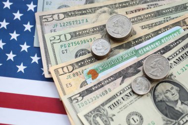 Amerikan doları banknotlar, Amerikan bayrağında yeşil kart. Vergi ödeme ve sigorta kavramı