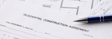 Konut inşaatı sözleşmesi ve konut inşaatı projesinin planlarının kalemi. İnşaat planı konsepti