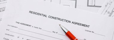 Konut inşaatı sözleşmesi ve konut inşaatı projesinin planlarının kalemi. İnşaat planı konsepti