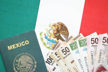 Meksika pezosu büyük miktarda para ve pasaport Meksika bayrağına yakın duruyor. Finans ve bankacılık kavramı