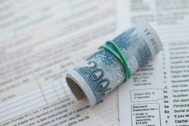 Kuzey Kore büyük miktarlarda para kazandı. Masada vergi formları var. Muhasebe ve vergilendirme kavramı