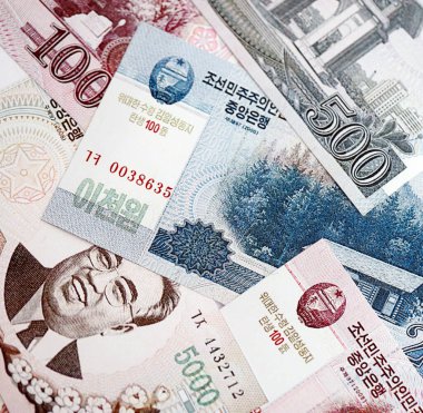 Kuzey Kore büyük miktarda para kazandı. Beyaz renkli masada yatıyor. Yakın plan.