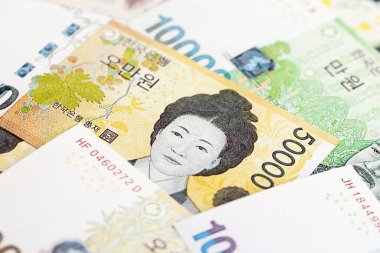 Güney Kore çok para kazandı. Beyaz masaların üzerinde. Yakın plan.