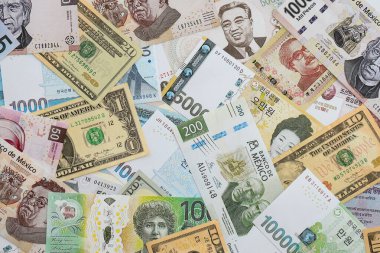 Farklı para birimlerinden ve ülkelerden yüklü miktarda para. Uluslararası nakitin çeşitli arka planında büyük bir yığın var.
