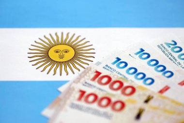 Arjantin pezosu büyük miktarda Arjantin bayrağına yakın duruyor. Finans ve bankacılık kavramı