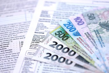 Arjantin pezosu büyük miktarlarda para masasında duruyor. Kalem ve vergi formları da yakında. Finans ve bankacılık kavramı