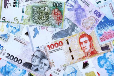 Arjantin pezosu büyük miktarlarda para beyaz masada yakın planda yatıyor. Finans ve bankacılık kavramı