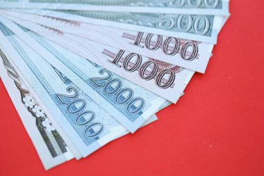 Kuzey Kore büyük miktarlarda para kazandı. Yakın plan kırmızı masada yatıyor. Finans ve bankacılık kavramı