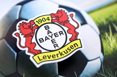KYIV, UKRAINE - 23 Şubat 2025 Bayer 04 Leverkusen futbol kulübü rozeti futbol arkaplan pankartıyla yatmaktadır