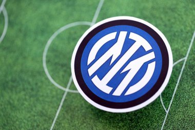KYIV, UKRAINE - 23 Şubat 2025 Inter Milan FC futbol kulübü rozeti futbol sahasının arka planında yer alıyor