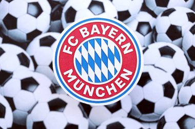 KYIV, UKRAINE - 23 Şubat 2025 Bayern Münih futbol kulübü rozeti futbol topu arka plan pankartıyla yatmaktadır
