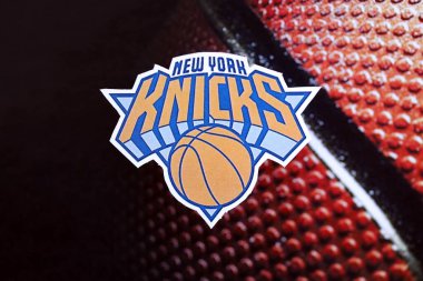 KYIV, UKRAINE - 23 Şubat 2025 New York Knicks basketbol takımı rozeti basketbol arka plan pankartında yer alıyor