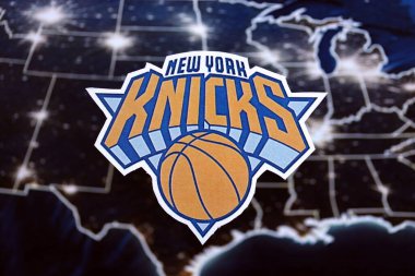 KYIV, UKRAINE - 23 Şubat 2025 New York Knicks basketbol takımı rozeti ABD haritası arka plan pankartımızda yer almaktadır