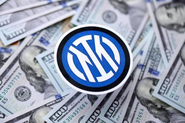 KYIV, UKRAINE - 23 Şubat 2025 Inter Milan FC futbol kulübü rozeti büyük miktarlarda Amerikan doları üzerinde yer almaktadır.