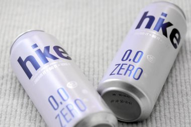 KYIV, UKRAINE - 19 Nisan 2025 Alüminyum kutularda sıfır alkolsüz bira. Bira markası logosunu kapatıyoruz.