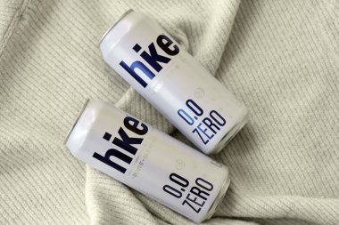 KYIV, UKRAINE - 19 Nisan 2025 Alüminyum kutularda sıfır alkolsüz bira. Bira markası logosunu kapatıyoruz.