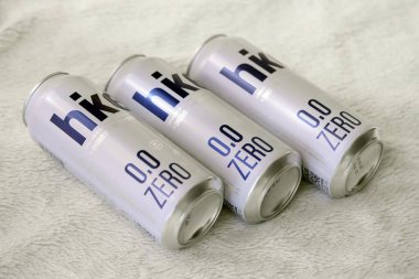 KYIV, UKRAINE - 19 Nisan 2025 Alüminyum kutularda sıfır alkolsüz bira. Bira markası logosunu kapatıyoruz.