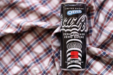 KYIV, UKRAINE - 19 Nisan 2025 Coca Cola OREO Sıfır Şekerli içecek 250 ml kutusunda. Kurabiye aromalı meşrubat işbirliği. Sınırlı üretim ürünü