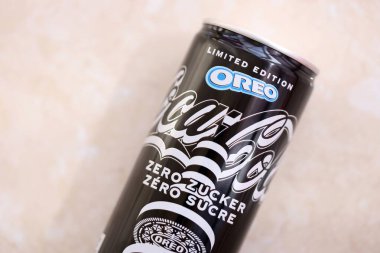 KYIV, UKRAINE - 19 Nisan 2025 Coca Cola OREO Sıfır Şekerli içecek 250 ml kutusunda. Kurabiye aromalı meşrubat işbirliği. Sınırlı üretim ürünü