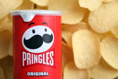 KYIV, UKRAINE - 19 Nisan 2025 Sınırlı Versiyon Pringles Süper Mario 'nun etrafındaki temalı tüpü kapatın, oyuncu grafikler ve markalaşma içeriyor