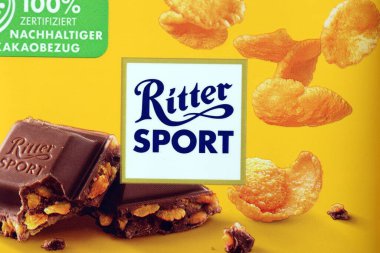 KYIV, UKRAINE - 19 Nisan 2025 Ritter Spor Logosu Çikolata ambalajı