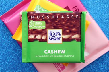 KYIV, UKRAINE - 19 Nisan 2025 Birkaç Ritter çikolatası yakın plan kağıdında. Knusperflakes tadı Kaju NussKlass ve Fruity Duo ile