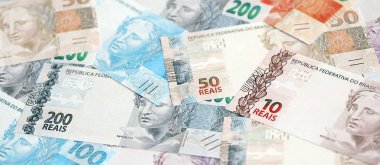 Brezilya Reais banknotları. Mevcut Brezilya gerçek para faturaları masada büyük miktarda yatıyor. Brezilya 'da iş ve yatırım kavramı