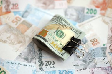 Bir sürü Amerikan doları büyük miktarda Brezilya banknotunun üzerinde yatar. Amerika 'nın parası Brezilya' nın para akışına bağlı. Brezilya 'da ekonomi ve döviz kuru kavramı