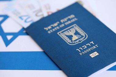 İsrail Yeni Şekelleri 'nin banknotları ve pasaportu bayrağın üzerinde. İsrail 'in mevcut para faturaları ve biyometrik geçiş bayrağında büyük miktarda yer alıyor. İsrail 'de seyahat ve tatil kavramı