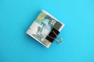 Israel New Shekels banknotları mavi arka planda. İsrail 'in şu anki para banknotları büyük oranda mavi üzerine yatar. İsrail 'de iş ve yatırım kavramı