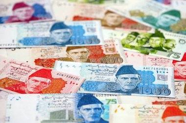 Pakistan banknotları. Pakistan 'ın mevcut para faturaları büyük miktarda masada yatıyor. Pakistan 'da iş ve yatırım kavramı